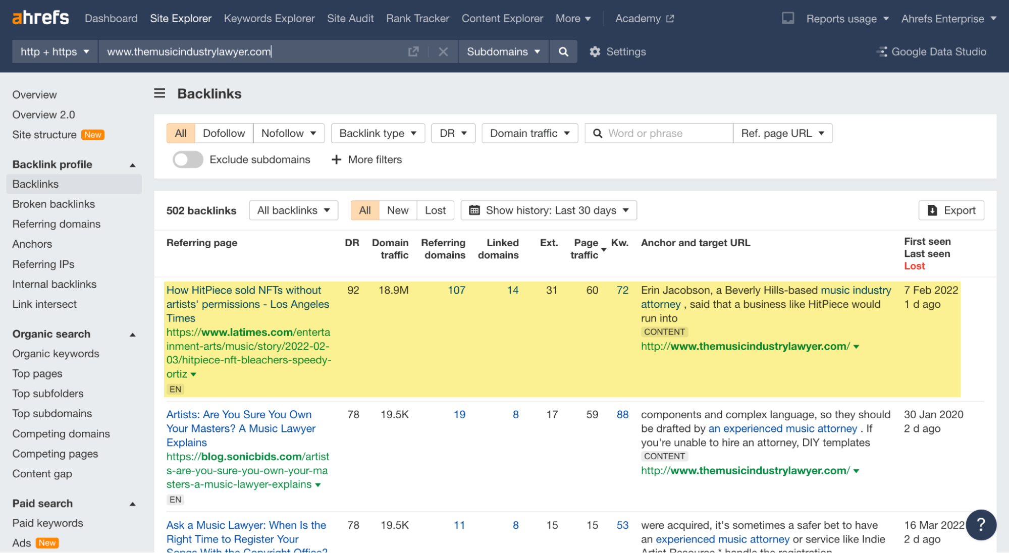 Revista local que enlaza a la web de un abogado (datos de Site Explorer)