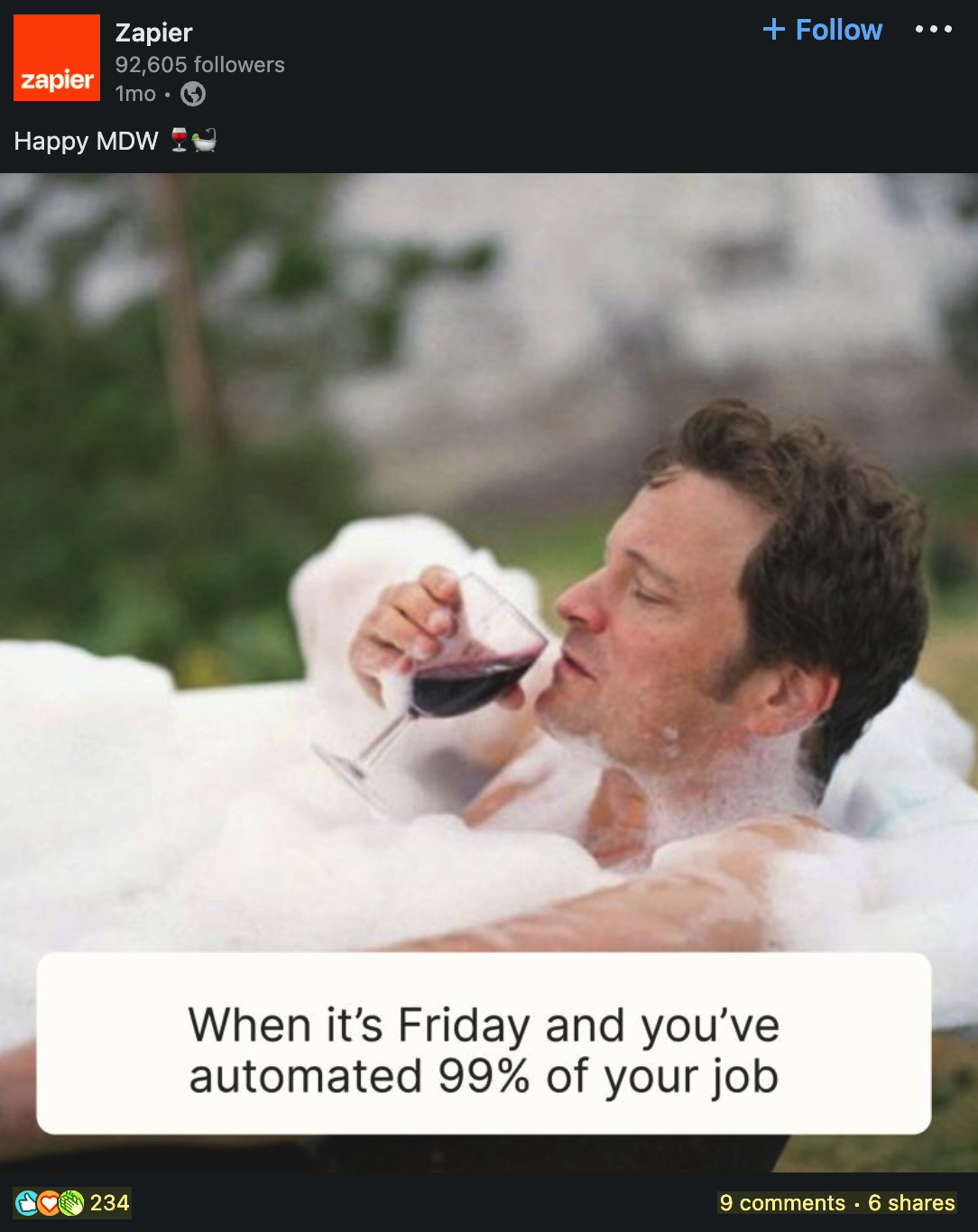 Hombre celebrando el viernes bebiendo vino de una copa de vino mientras está sentado en una bañera