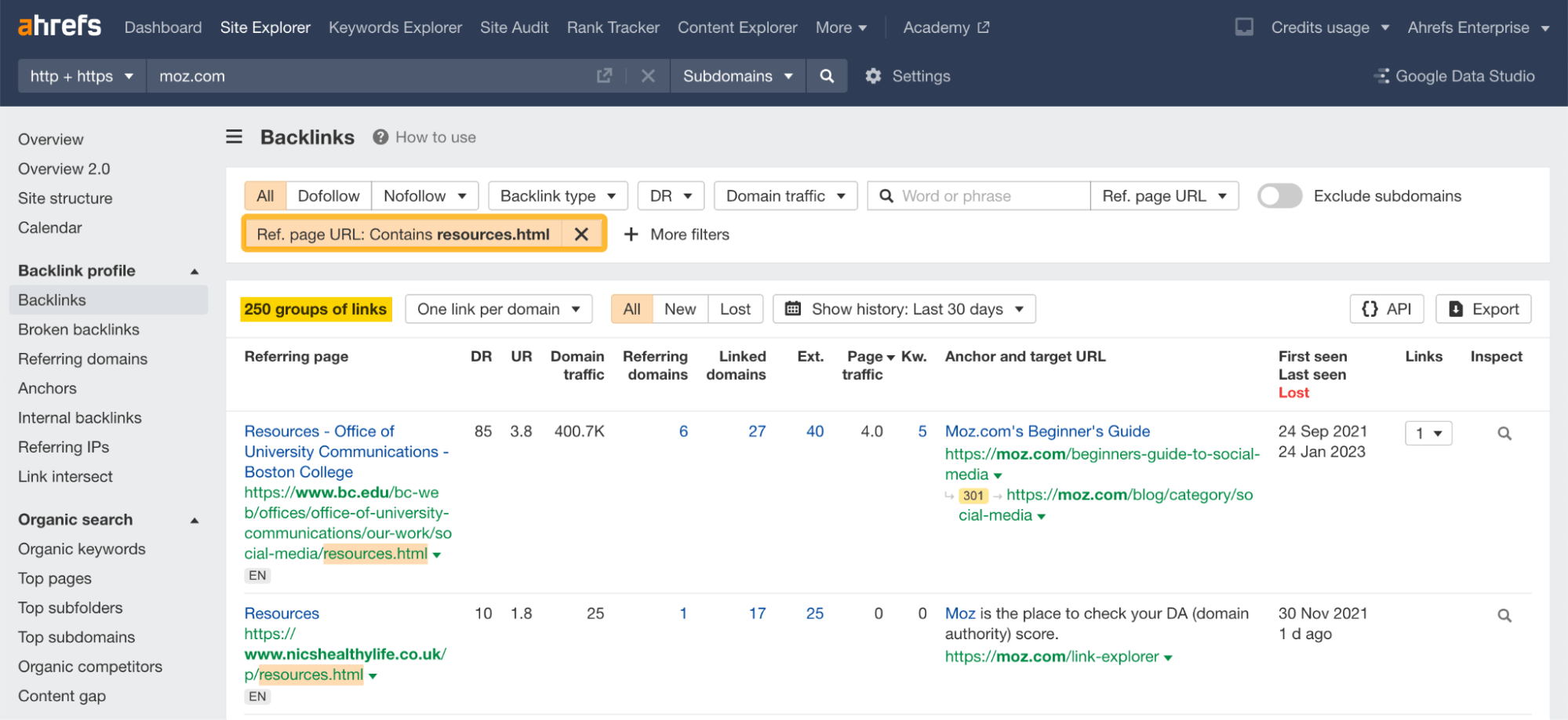 Ahrefs Site Explorer（网站分析）中 Backlinks（反向链接）报告，应用了 referring page URLs（引用页面 URL）