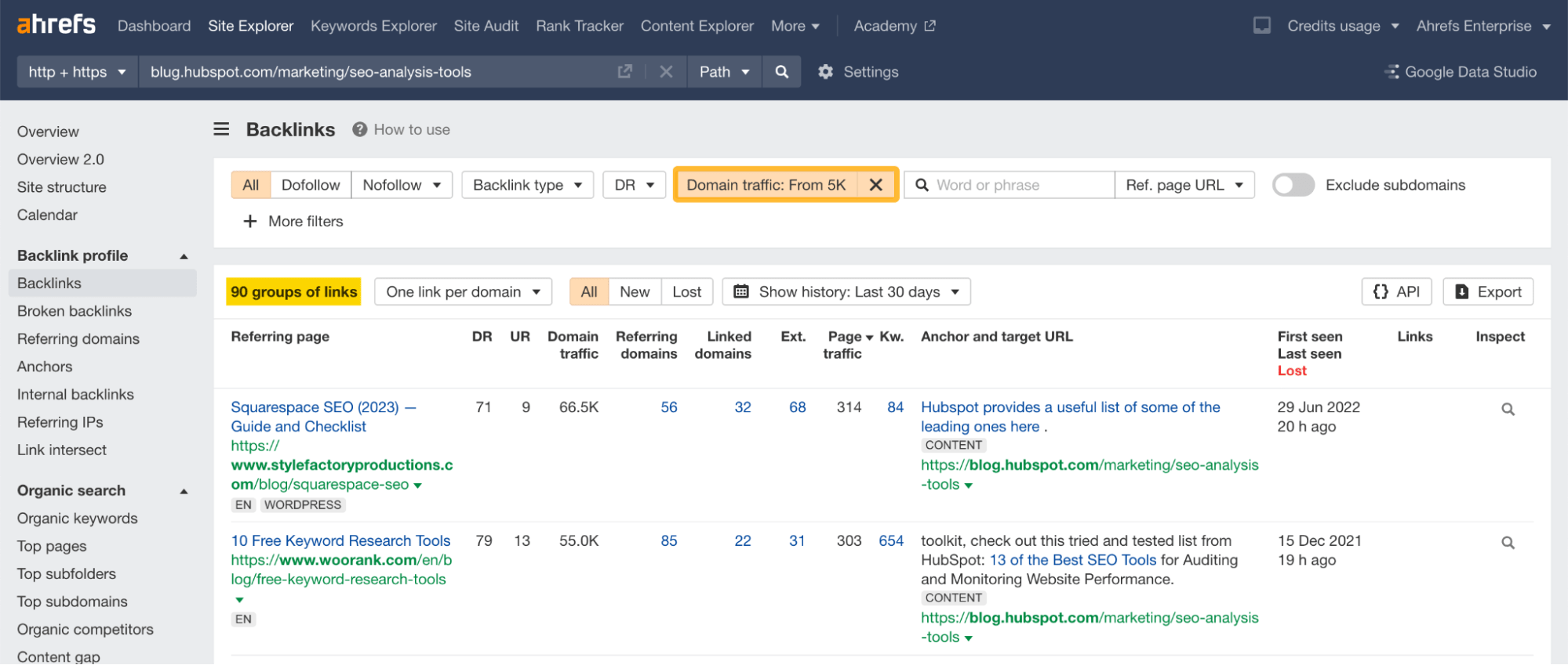 Ahrefs Site Explorer（网站分析）中 Backlinks（反向链接）报告，应用了 Domain traffic（域名流量）过滤器