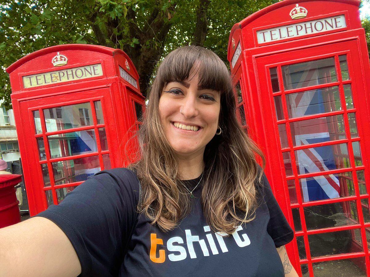 Sara Fernández Wearing An Ahrefs Tshirt